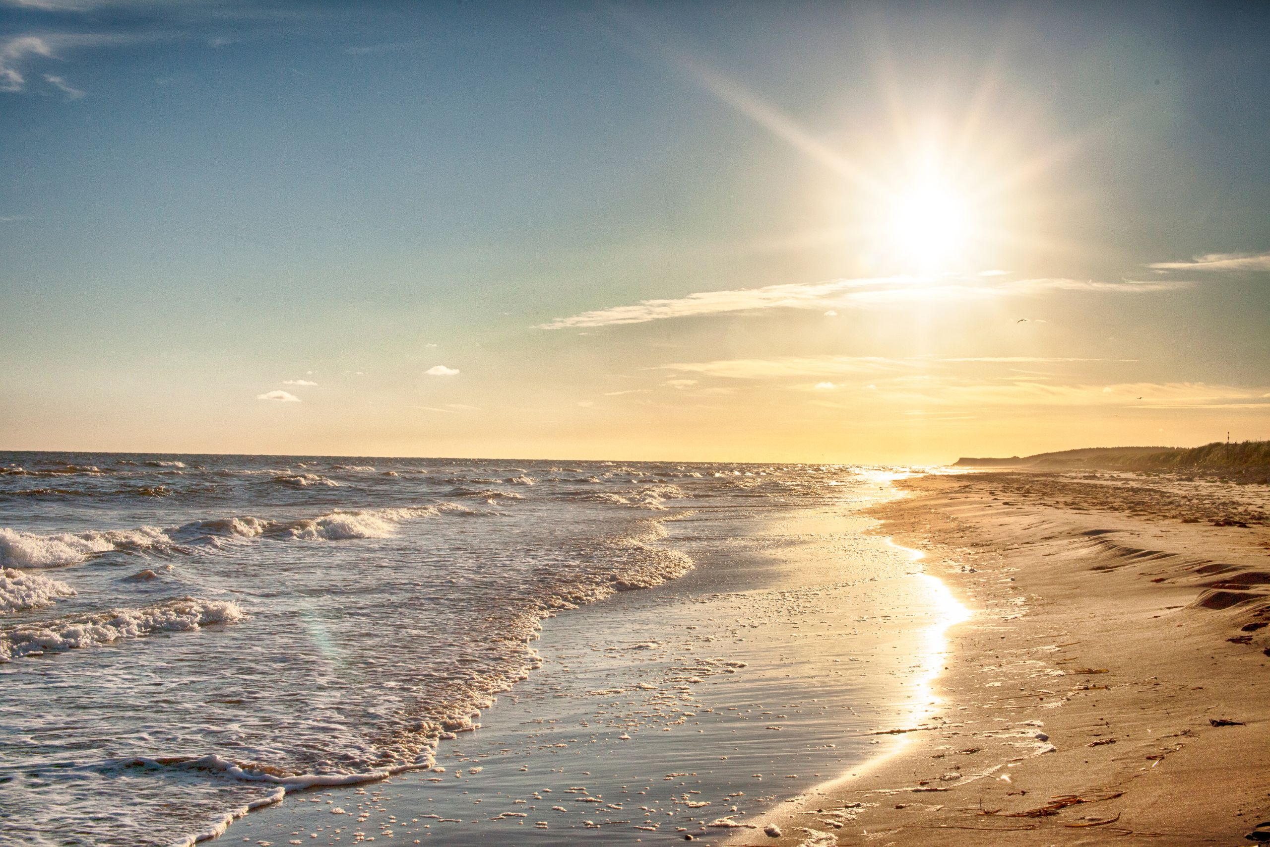 Envie de mer ? Découvrez les 5 plus belles plages accessibles depuis Montpellier pour bronzer, nager ou prendre l’apéro les pieds dans le sable.