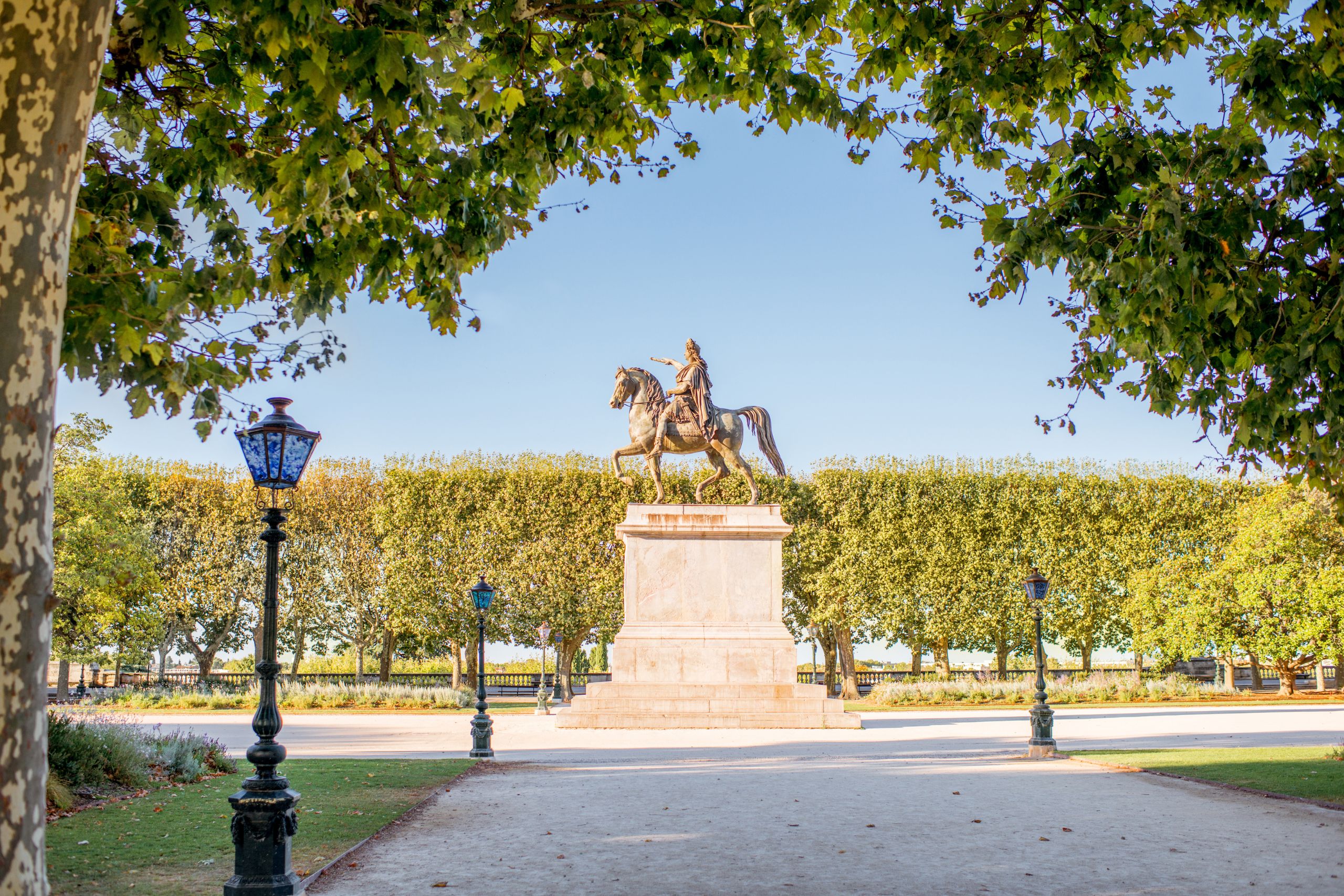 Montpellier sans voiture le guide 100 % piétons, trams & vélos (1) Visitez Montpellier de façon responsable : transport doux, consommation locale, hébergement durable et gestes simples pour un séjour éthique.